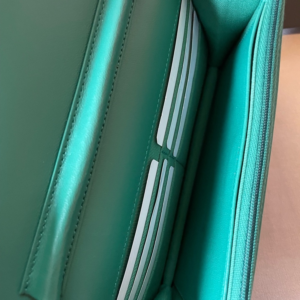 CHANEL 22A GREEN WALLET ON CHAIN - Picture 4 of 8